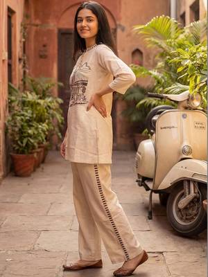 Women Printed Regular Kurti with Trousers 6