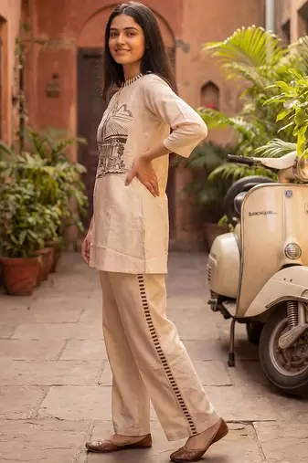 Women Printed Regular Kurti with Trousers