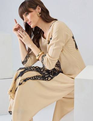 Women Animal Printed Regular Kurta with Trousers 6