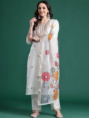 Floral Embroidered Thread Work Kurta With Trousers & Dupatta 5