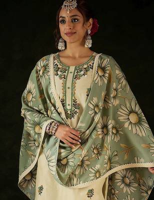 Women Floral Embroidered Regular Thread Work Kurta with Trousers & With Dupatta 1