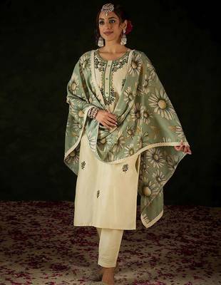 Women Floral Embroidered Regular Thread Work Kurta with Trousers & With Dupatta 2