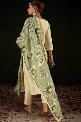 Women Floral Embroidered Regular Thread Work Kurta with Trousers & With Dupatta