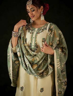Women Floral Embroidered Regular Thread Work Kurta with Trousers & With Dupatta 5