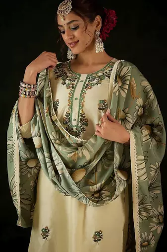 Women Floral Embroidered Regular Thread Work Kurta with Trousers & With Dupatta