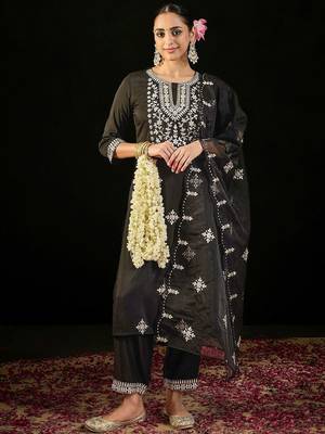 Ethnic Motifs Embroidered Gotta Patti Straight Kurta with Trousers & Dupatta 1