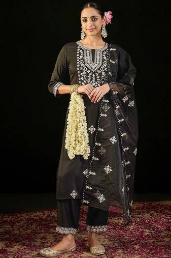 Ethnic Motifs Embroidered Gotta Patti Straight Kurta with Trousers & Dupatta