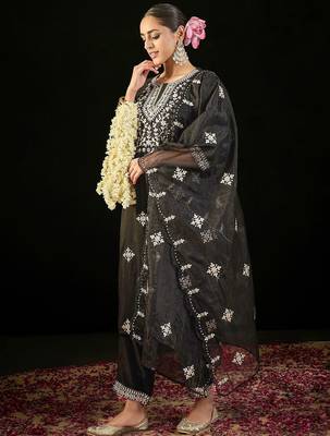Ethnic Motifs Embroidered Gotta Patti Straight Kurta with Trousers & Dupatta 3