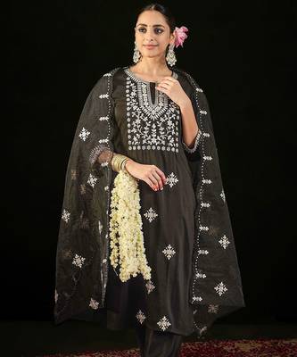 Ethnic Motifs Embroidered Gotta Patti Straight Kurta with Trousers & Dupatta 4