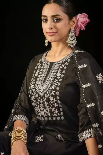 Ethnic Motifs Embroidered Gotta Patti Straight Kurta with Trousers & Dupatta