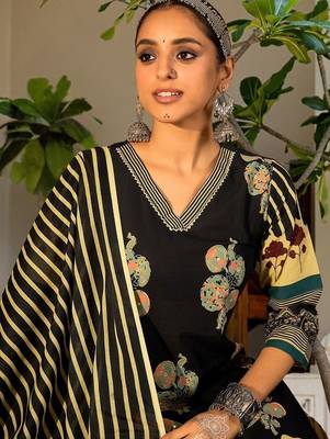 Women Floral Printed Regular Pure Cotton Kurta with Trousers & With Dupatta 1