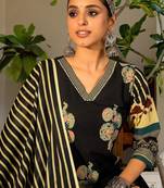 Women Floral Printed Regular Pure Cotton Kurta with Trousers & With Dupatta