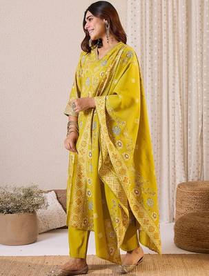Women Floral Printed Kurta with Trousers & Dupatta 1