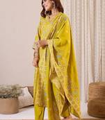 Women Floral Printed Kurta with Trousers & Dupatta