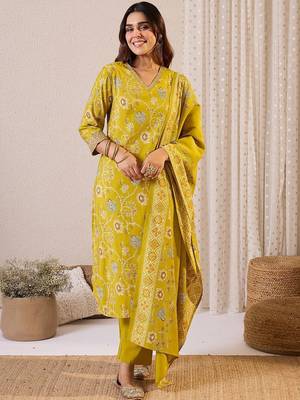 Women Floral Printed Kurta with Trousers & Dupatta 2