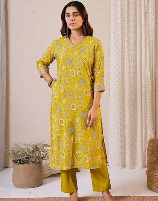 Women Floral Printed Kurta with Trousers & Dupatta 3
