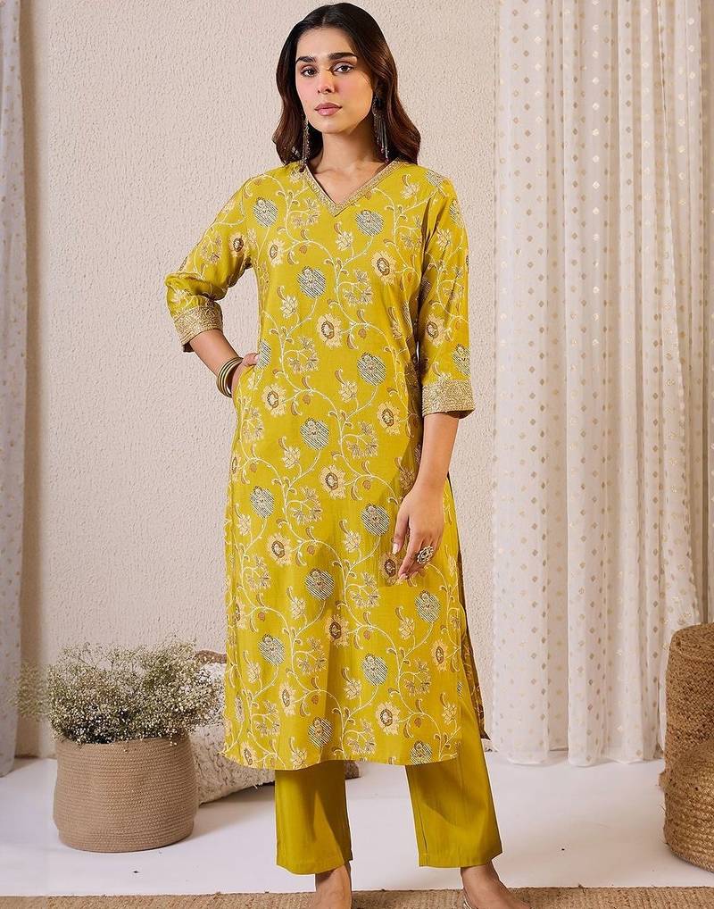 Women Floral Printed Kurta with Trousers & Dupatta