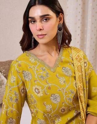 Women Floral Printed Kurta with Trousers & Dupatta 4