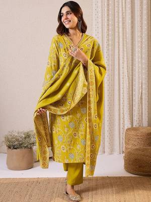 Women Floral Printed Kurta with Trousers & Dupatta 5