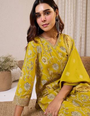 Women Floral Printed Kurta with Trousers & Dupatta 7