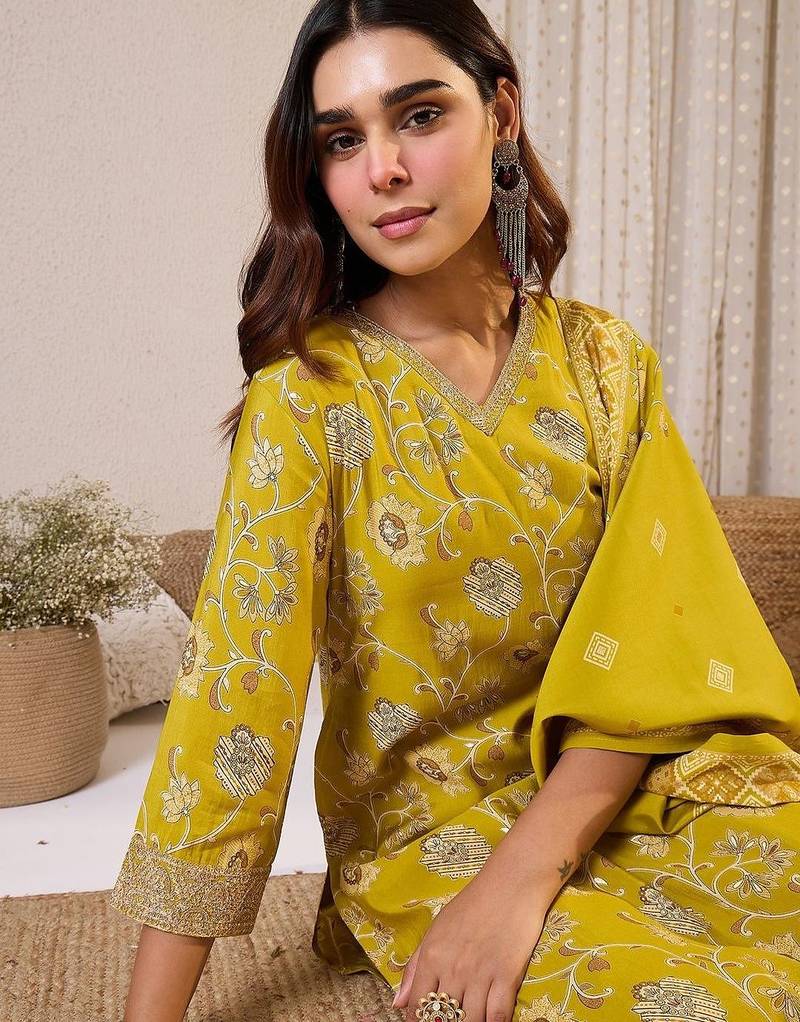 Women Floral Printed Kurta with Trousers & Dupatta