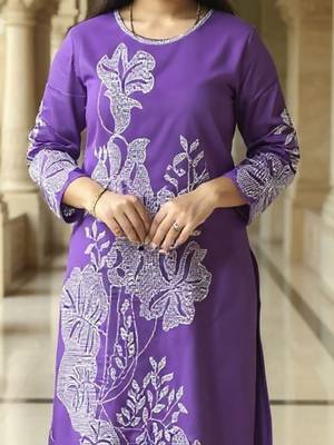 Women Floral Embroidered Kurta with Trousers 2