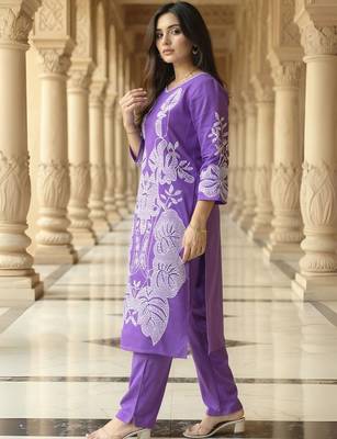 Women Floral Embroidered Kurta with Trousers 3