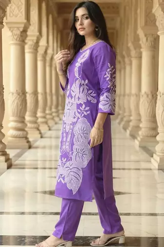 Women Floral Embroidered Kurta with Trousers
