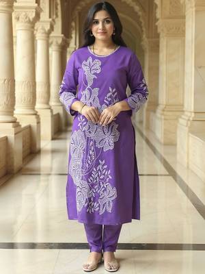 Women Floral Embroidered Kurta with Trousers 5