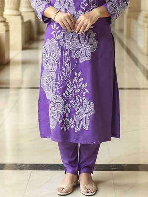 Women Floral Embroidered Kurta with Trousers 6