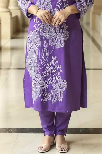 Women Floral Embroidered Kurta with Trousers