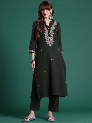 Women Floral Embroidered Cotton Kurta with Trousers 1