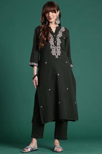 Women Floral Embroidered Cotton Kurta with Trousers