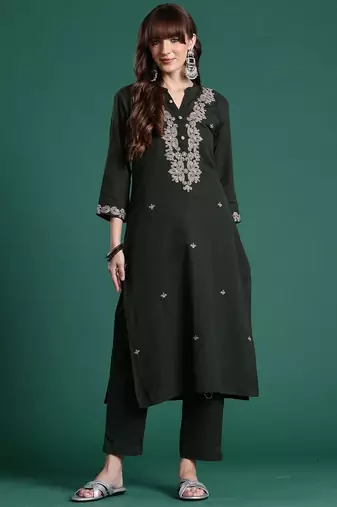 Women Floral Embroidered Cotton Kurta with Trousers