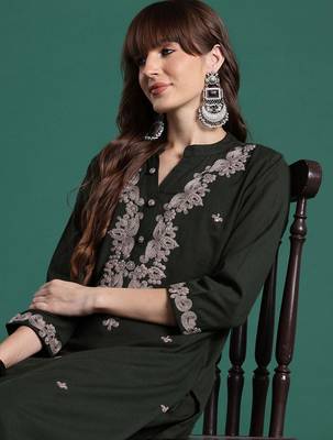 Women Floral Embroidered Cotton Kurta with Trousers 2