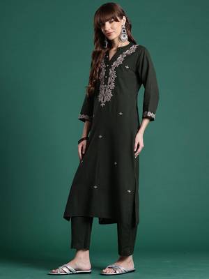 Women Floral Embroidered Cotton Kurta with Trousers 3