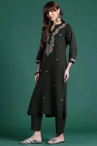 Women Floral Embroidered Cotton Kurta with Trousers