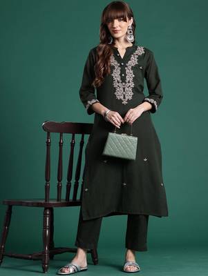 Women Floral Embroidered Cotton Kurta with Trousers 5