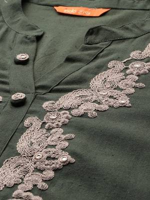 Women Floral Embroidered Cotton Kurta with Trousers 6