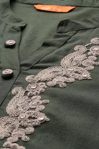 Women Floral Embroidered Cotton Kurta with Trousers