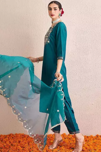 Women Floral Yoke Design Regular Gotta Patti Kurta with Trousers & With Dupatta