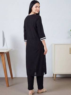 Women Colourblocked Regular Chanderi Silk Kurta with Trousers 3