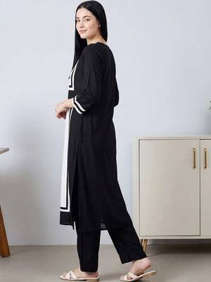 Women Colourblocked Regular Chanderi Silk Kurta with Trousers 6