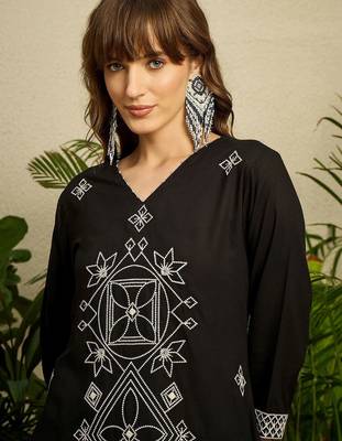 Women Ethnic Motifs Embroidered Regular Thread Work Kurta with Trousers 2