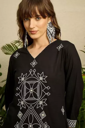 Women Ethnic Motifs Embroidered Regular Thread Work Kurta with Trousers