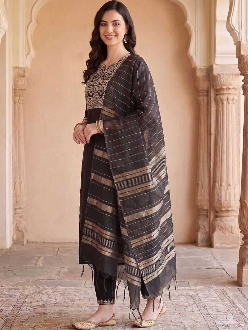 Women Ethnic Motifs Embroidered Regular Thread Work Liva Kurta with Trousers & With Dupatta