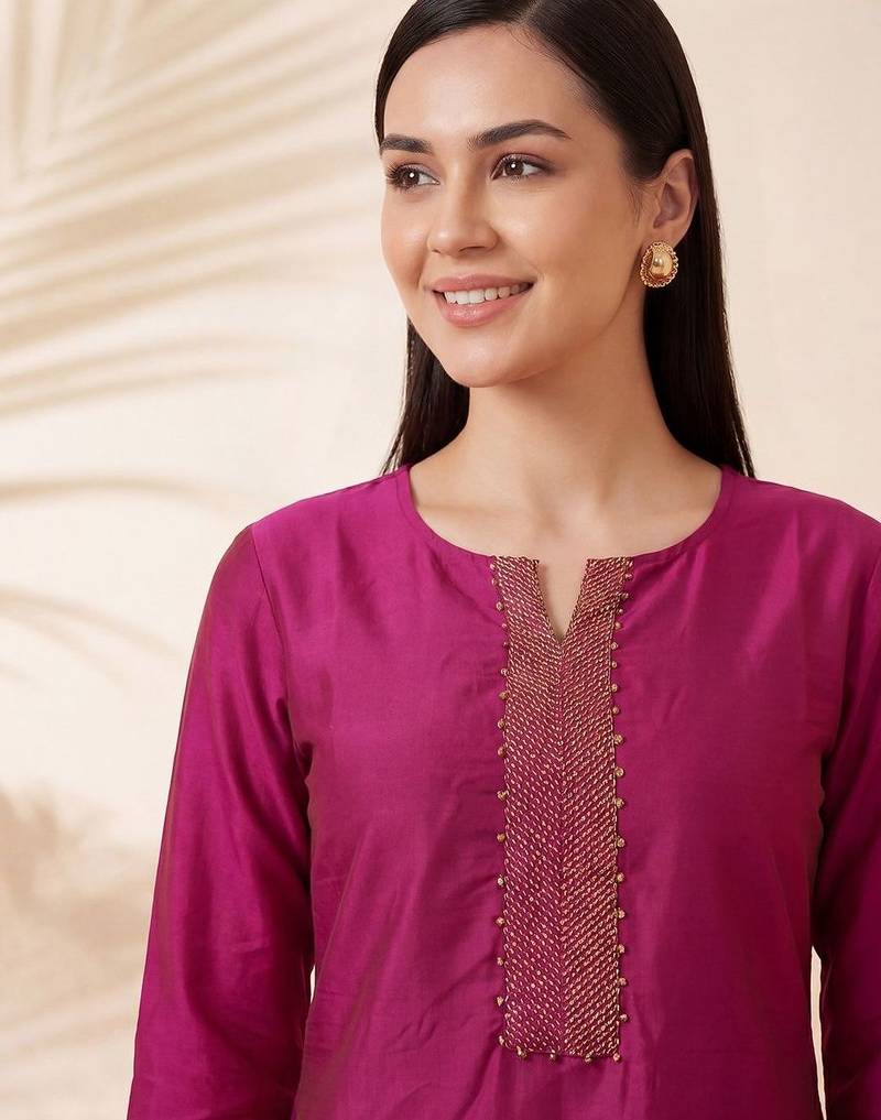 Women Regular Thread Work Kurta with Trousers & With Dupatta