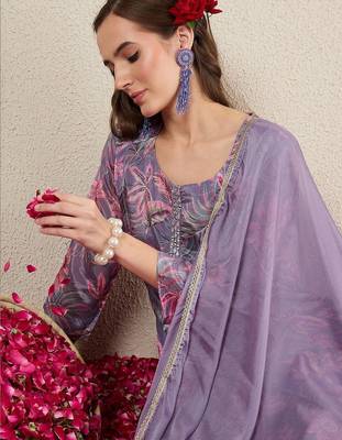 Women Floral Printed Regular Kurta with Trousers & With Dupatta 3