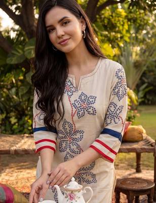 Women Ethnic Motifs Printed Regular Kurta with Trousers 2