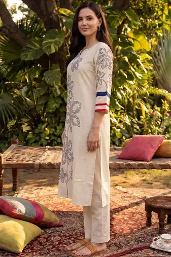 Women Ethnic Motifs Printed Regular Kurta with Trousers